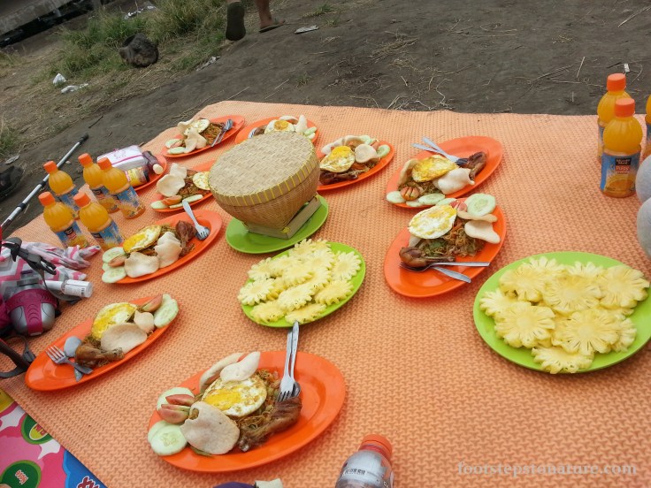 11.30pm – Lunch is served at Post 2. Over here you get a 1.5 hours break and you could also see your porters at work